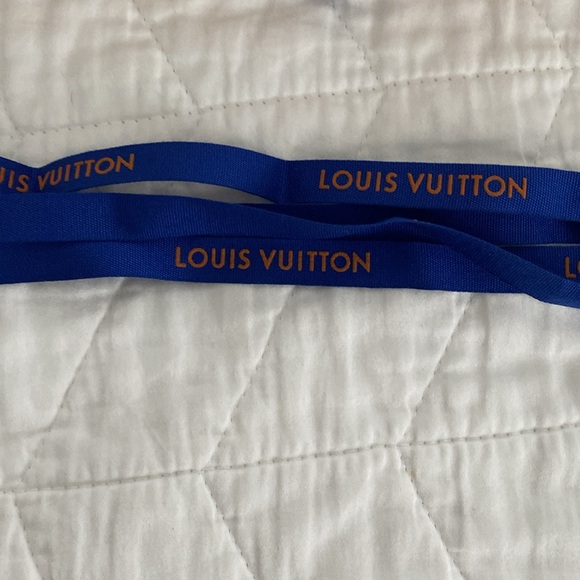 Louis Vuitton gift box SET includes box, original tissue paper, ribbon,and card - Picture 9 of 11